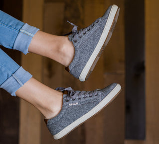 Taos Shoes Women's Star Burst-Charcoal/Tan Wool
